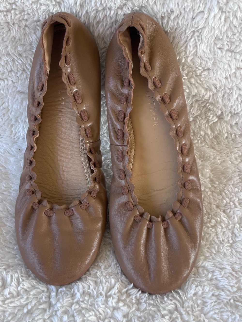 Gibson & Latimer tan leather scalloped ballet flats Sz 8